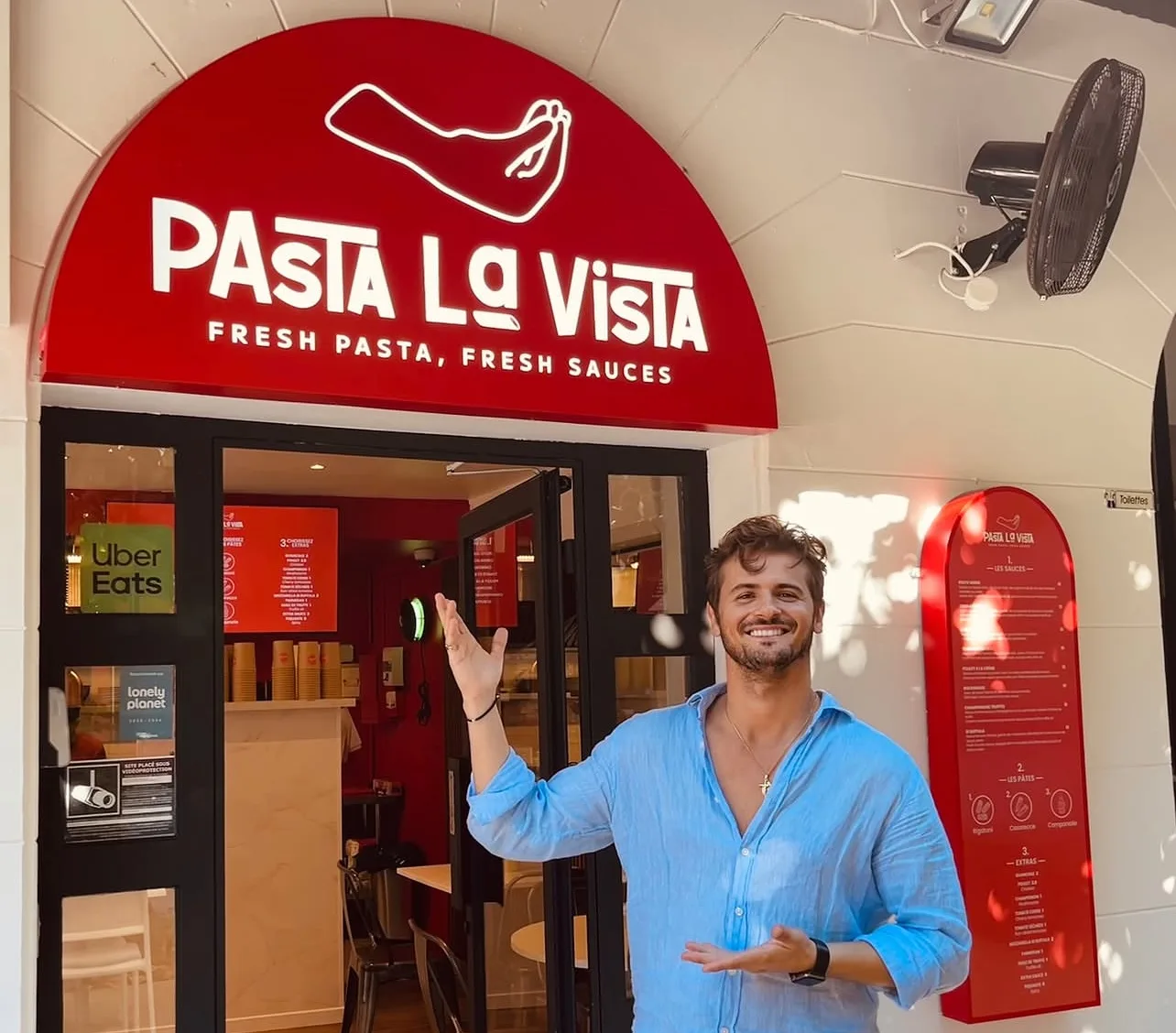 Le patron de Pasta La Vista accueille devant l'entrée du restaurant à Bergerac